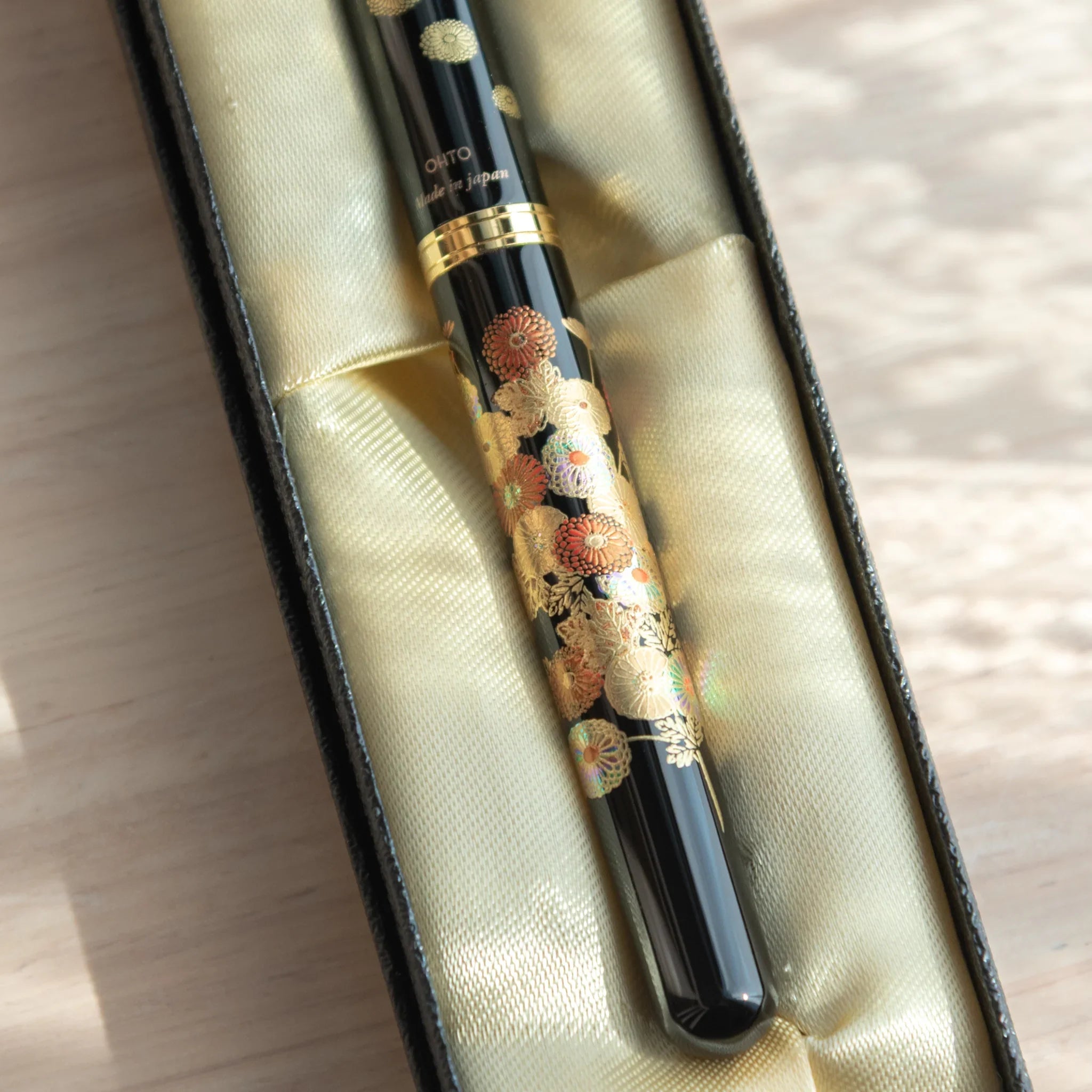 Yamanaka lacquered fountain pen displays vibrant autumn blossoms and leaf composition artistically made