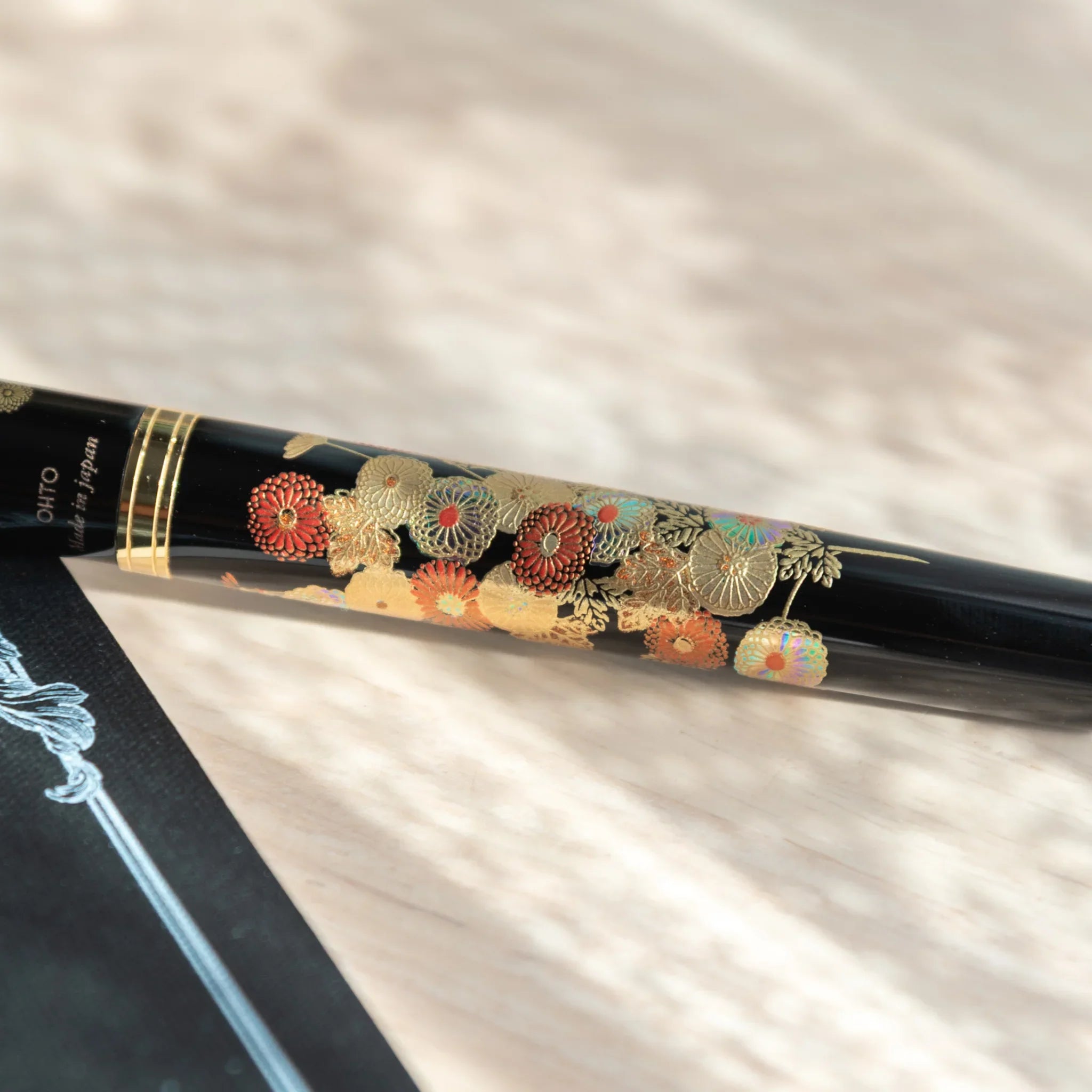 Japanese Yamanaka lacquer fountain pen features autumn maple leaf and chrysanthemum flower motif for writing