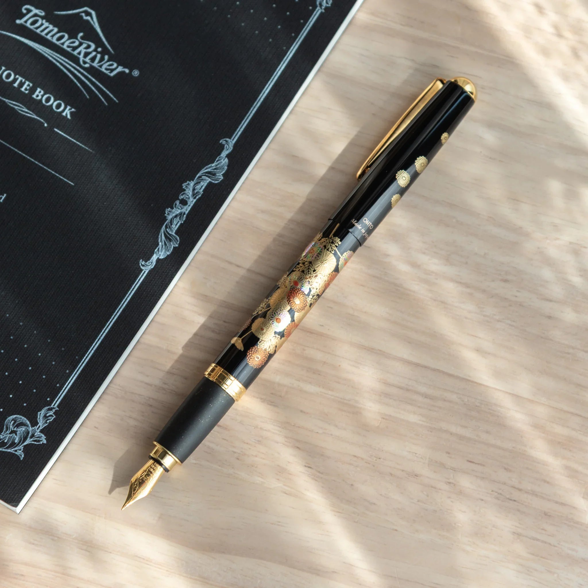 Golden Yamanaka fountain pen features detailed fall flowers and maple leaves lacquer painting for writing