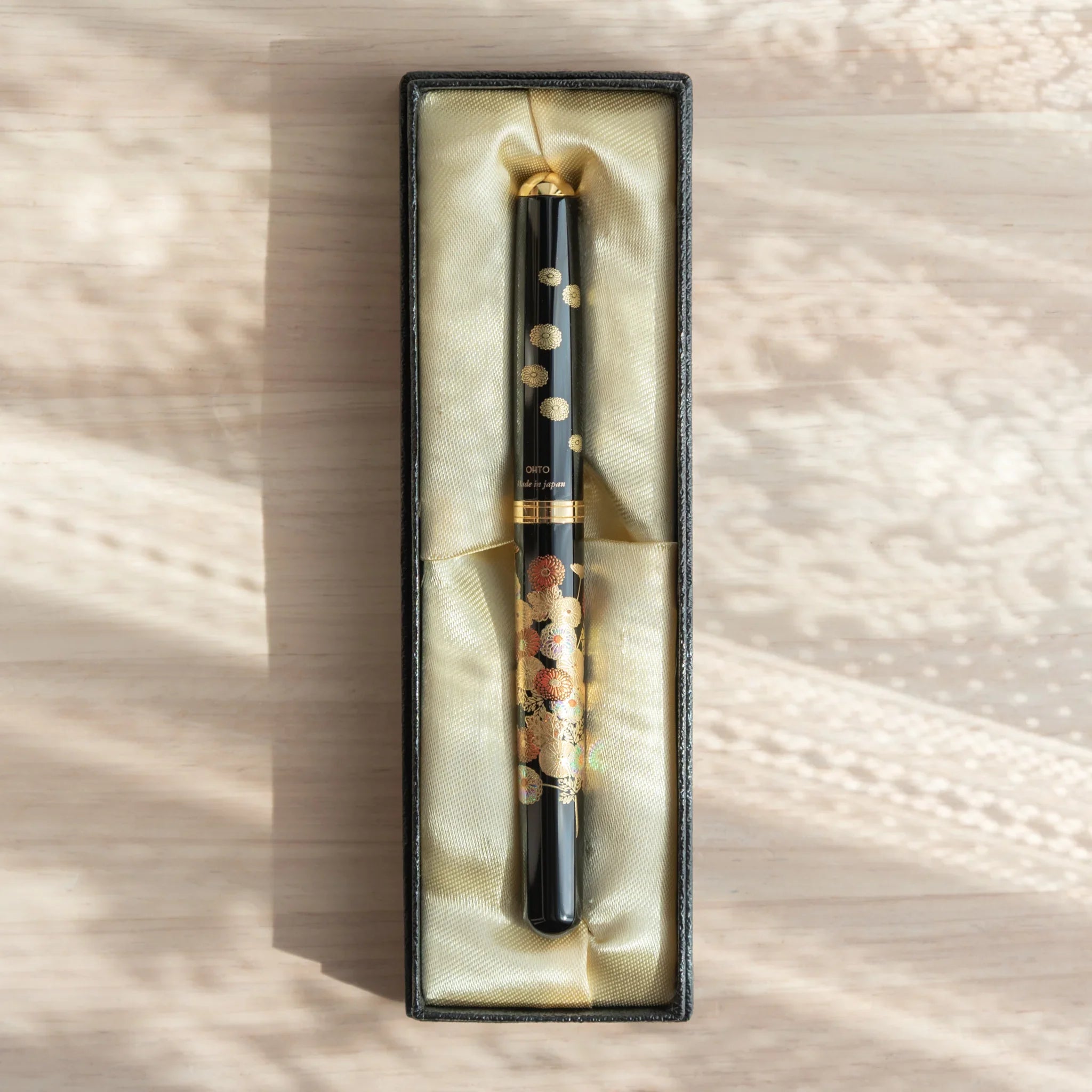 Traditional Japanese Yamanaka fountain pen features autumn flowers and seasonal botanical artwork for writing