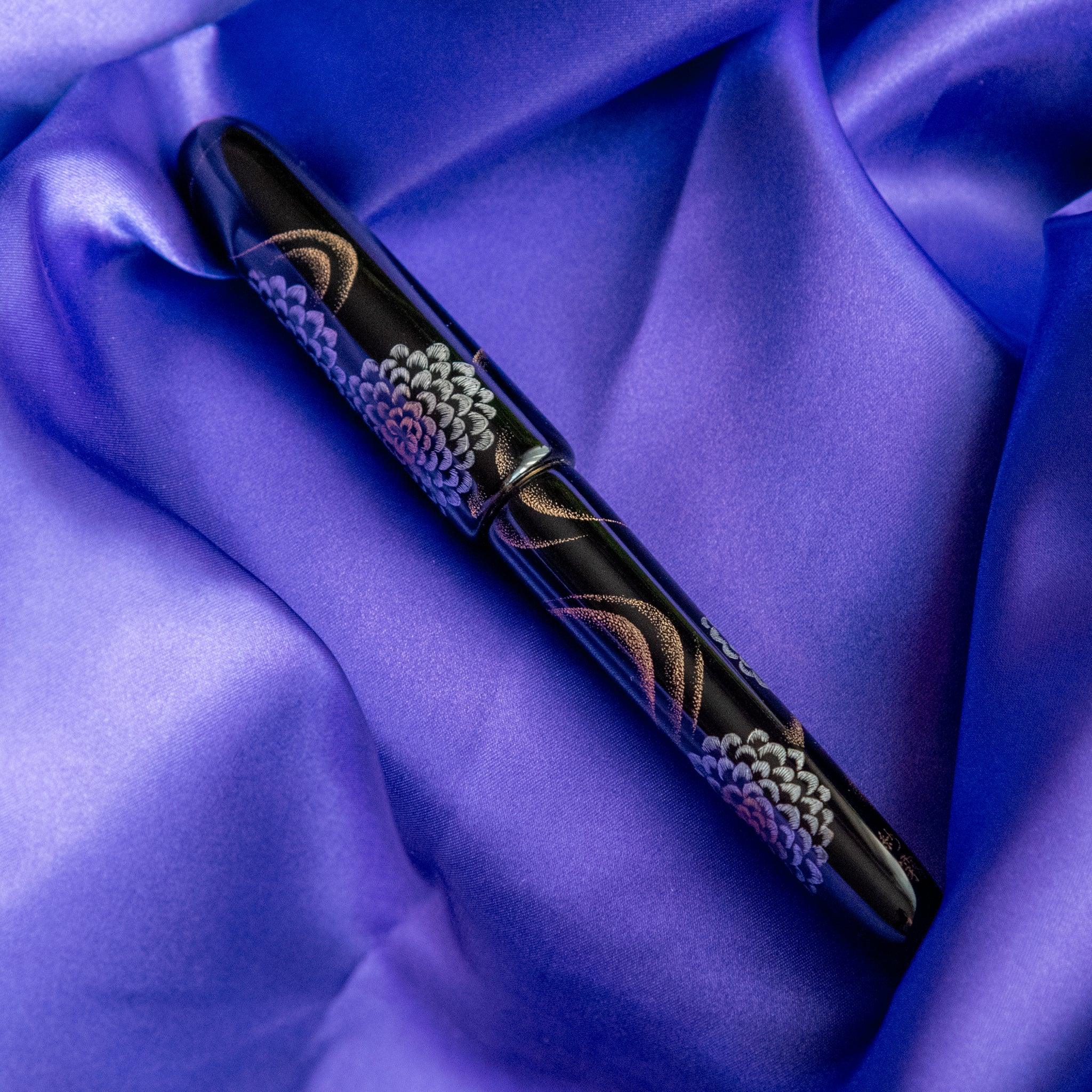 Chinkin Kikusui fountain pen cap detail with gold trim and detailed lacquer work showing product quality and design details