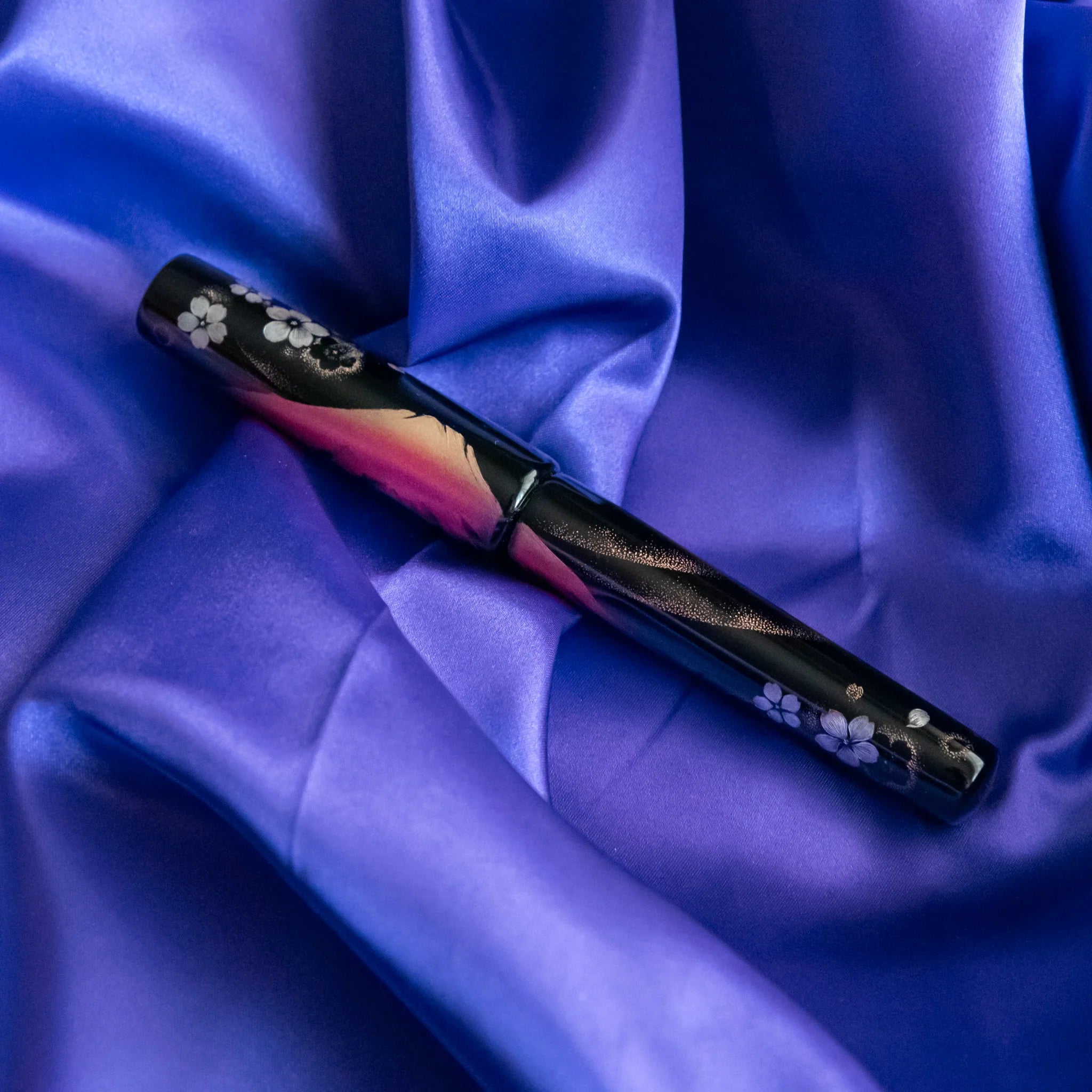 Chinkin Sakura and Fuji pen cap detail showing detailed gold lacquered decoration showing product quality and design details