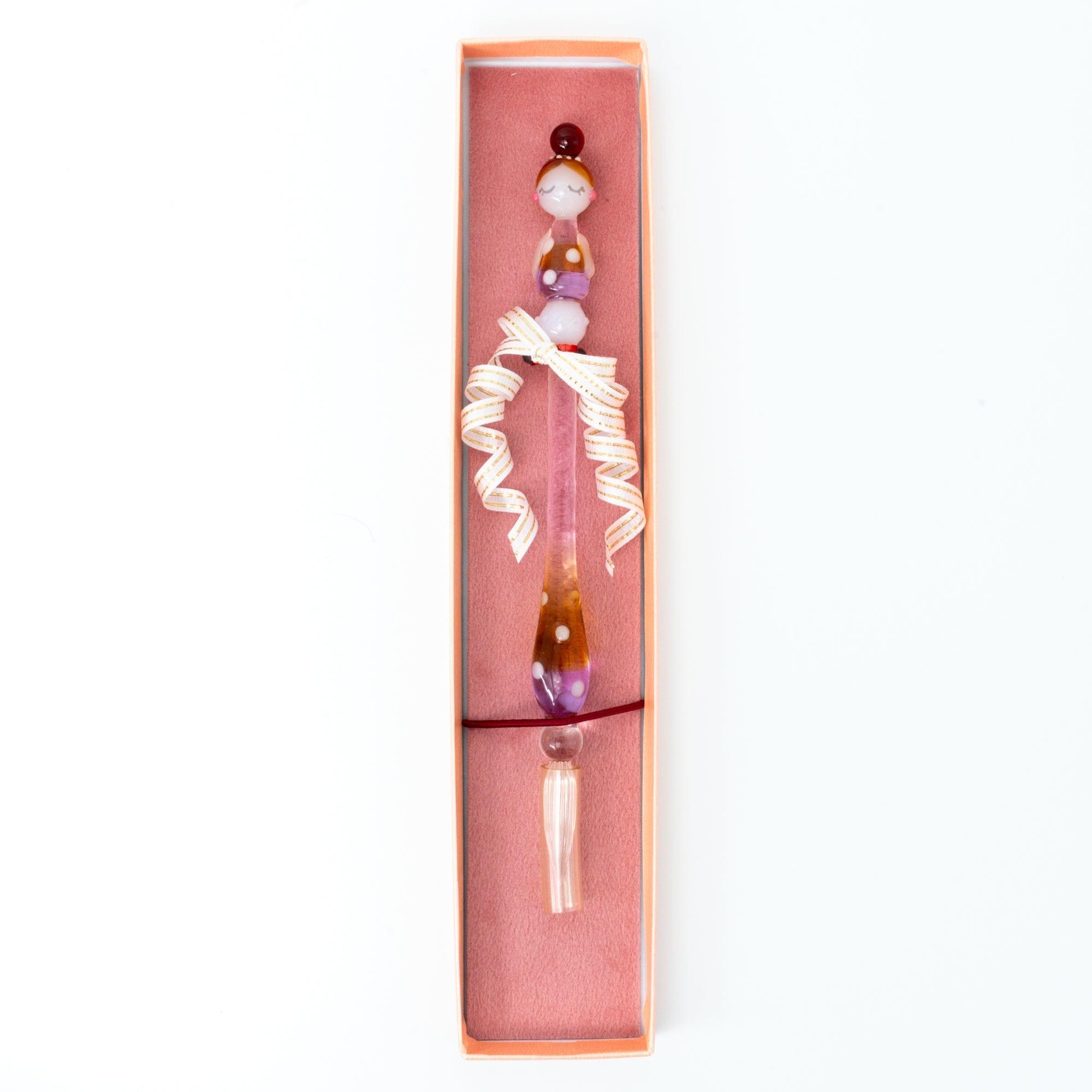 Marun-chan glass pen with a polka dot pattern in warm hues of purple and amber. The elegant pen is showcased against a white background