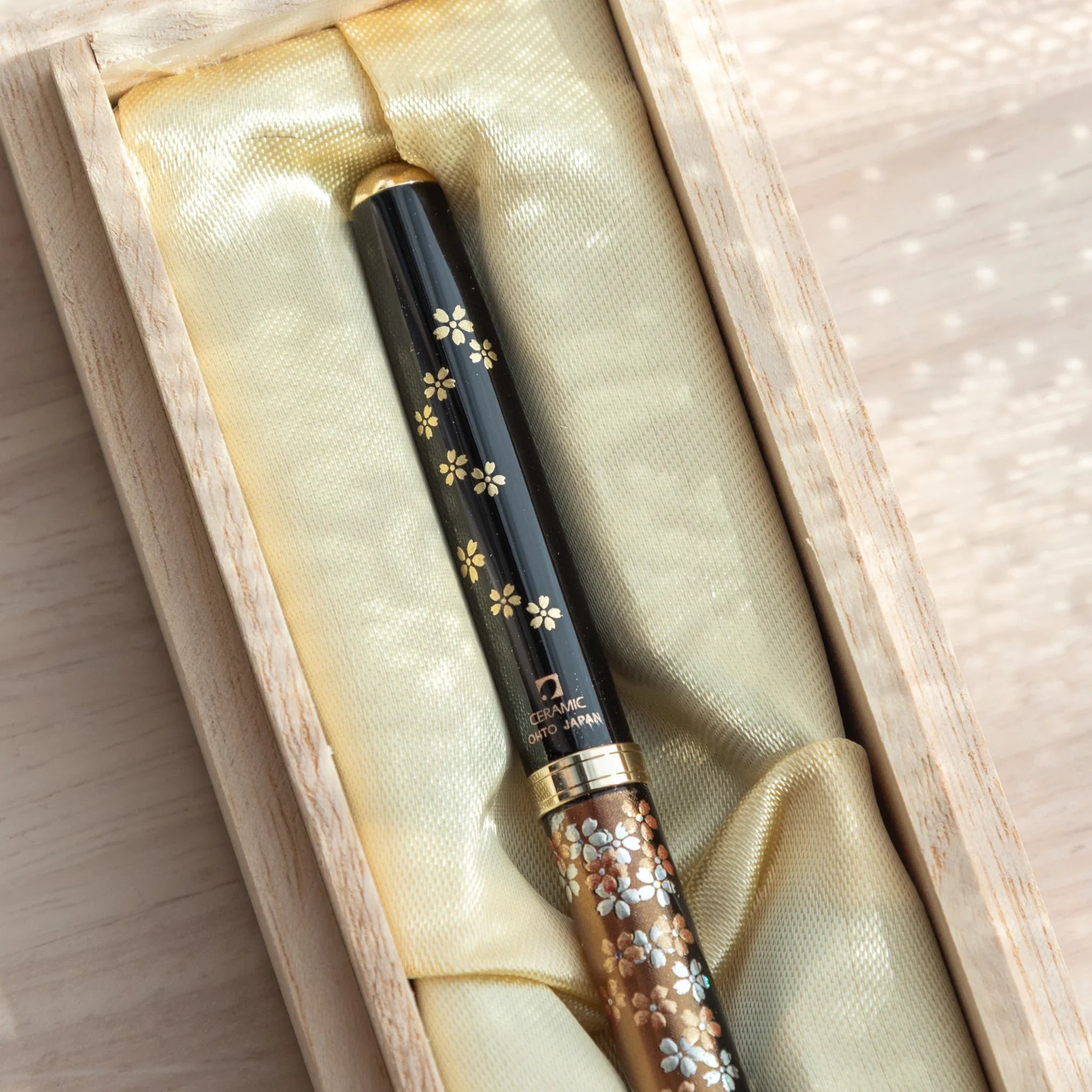 Yamanaka lacquered ballpoint pen displays Mount Fuji and cherry blossoms in classical Japanese art style