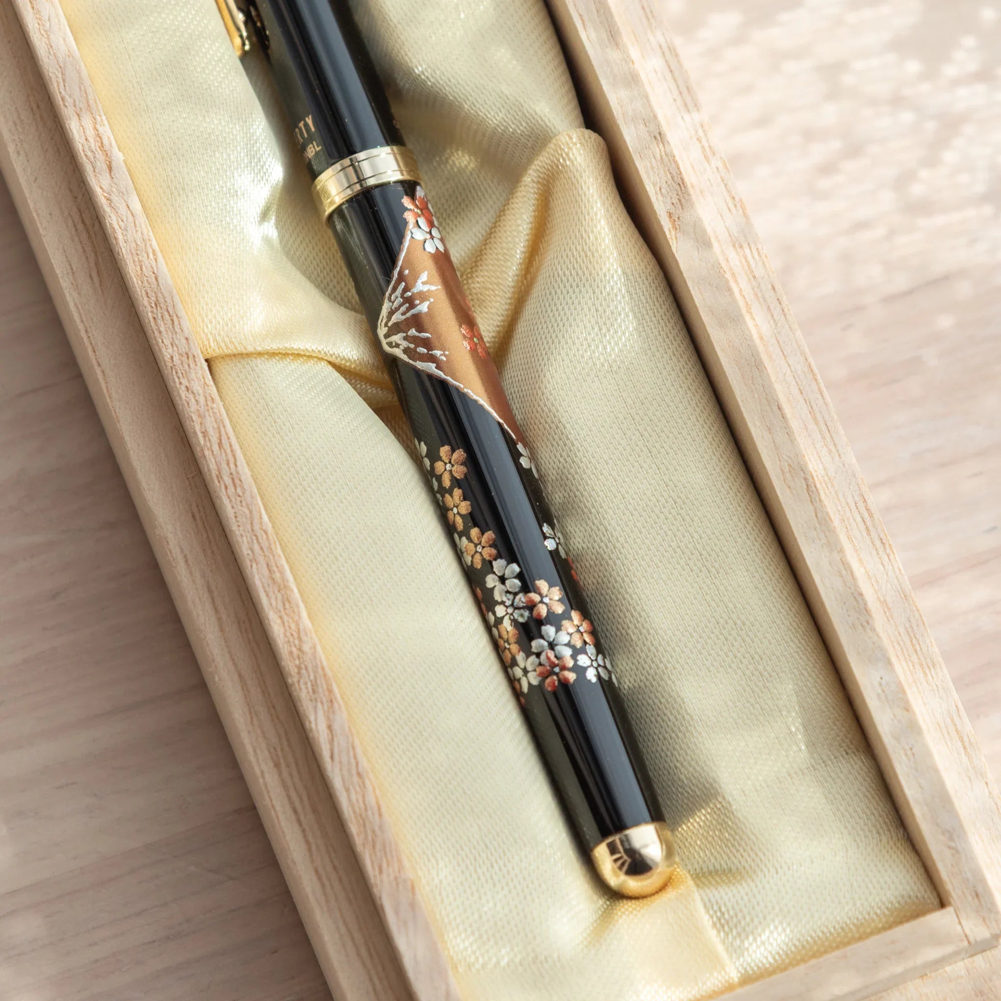 Close-up of a Japanese Ballpoint Pen with detailed Lacquer sakura and Mt. Fuji design in a wooden gift box.