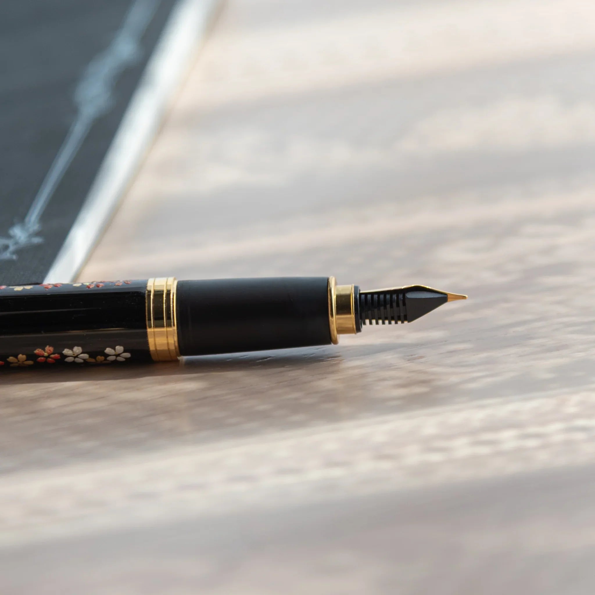 Yamanaka made fountain pen displays fuji sakura artwork with gold leaf accents design for writing, Japan lacquer