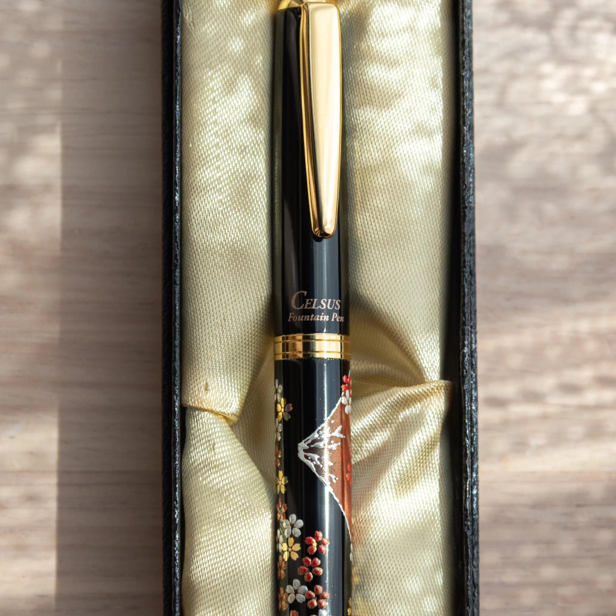 Traditional Japanese Yamanaka fountain pen features fuji and sakura botanical artwork design for writing