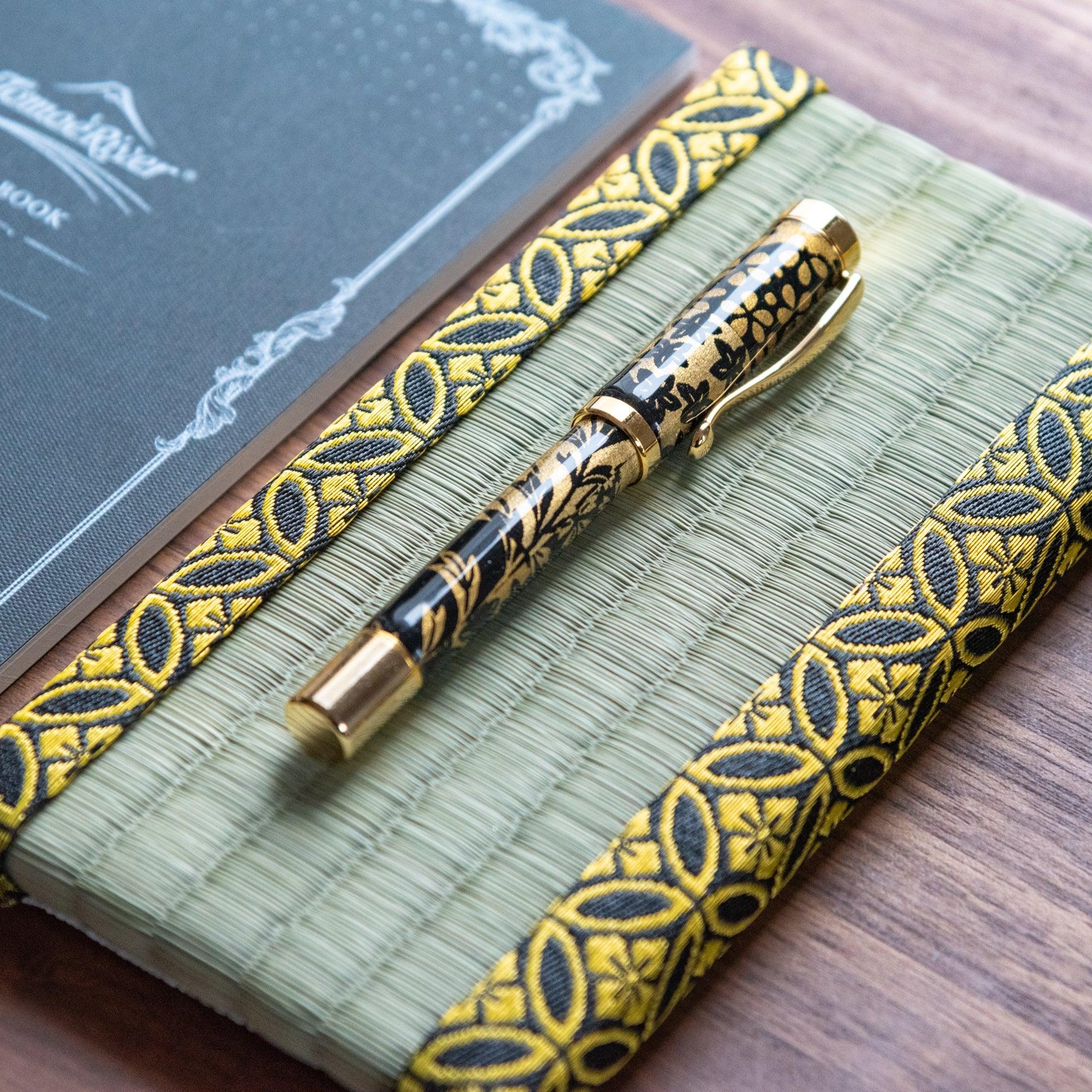 Pen tray showing natural straw weave surface texture and gold diamond shippo pattern edge trim decoration