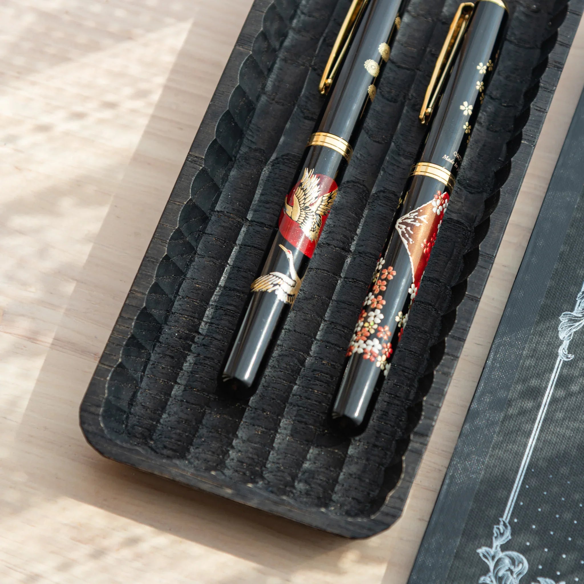 Light wood tray detail showing parallel carving lines and texture clearly visible with ceramic finish