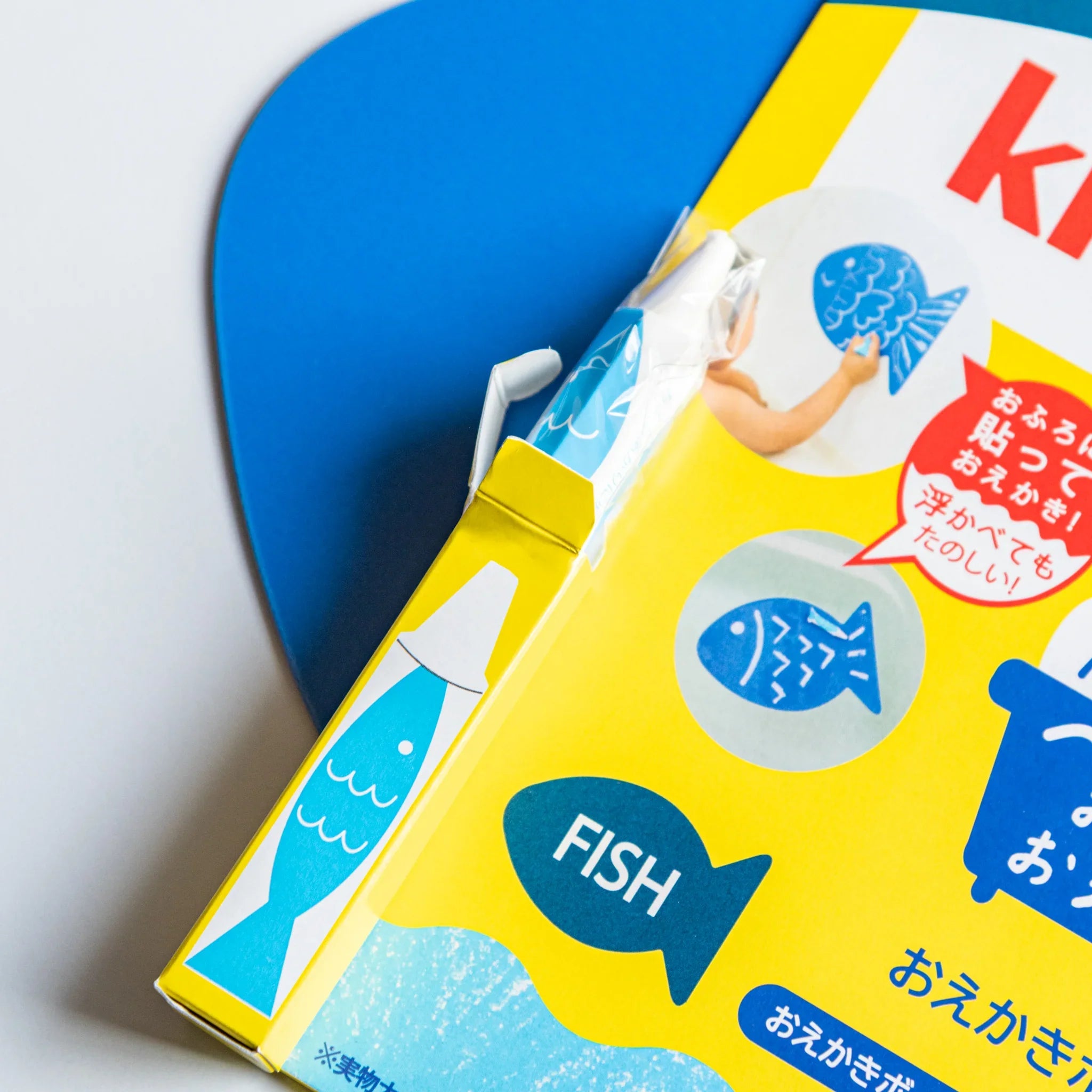 Open kitpas bath drawing board packaging: yellow box with fish design, kitpas branding, and blue fish board behind.
