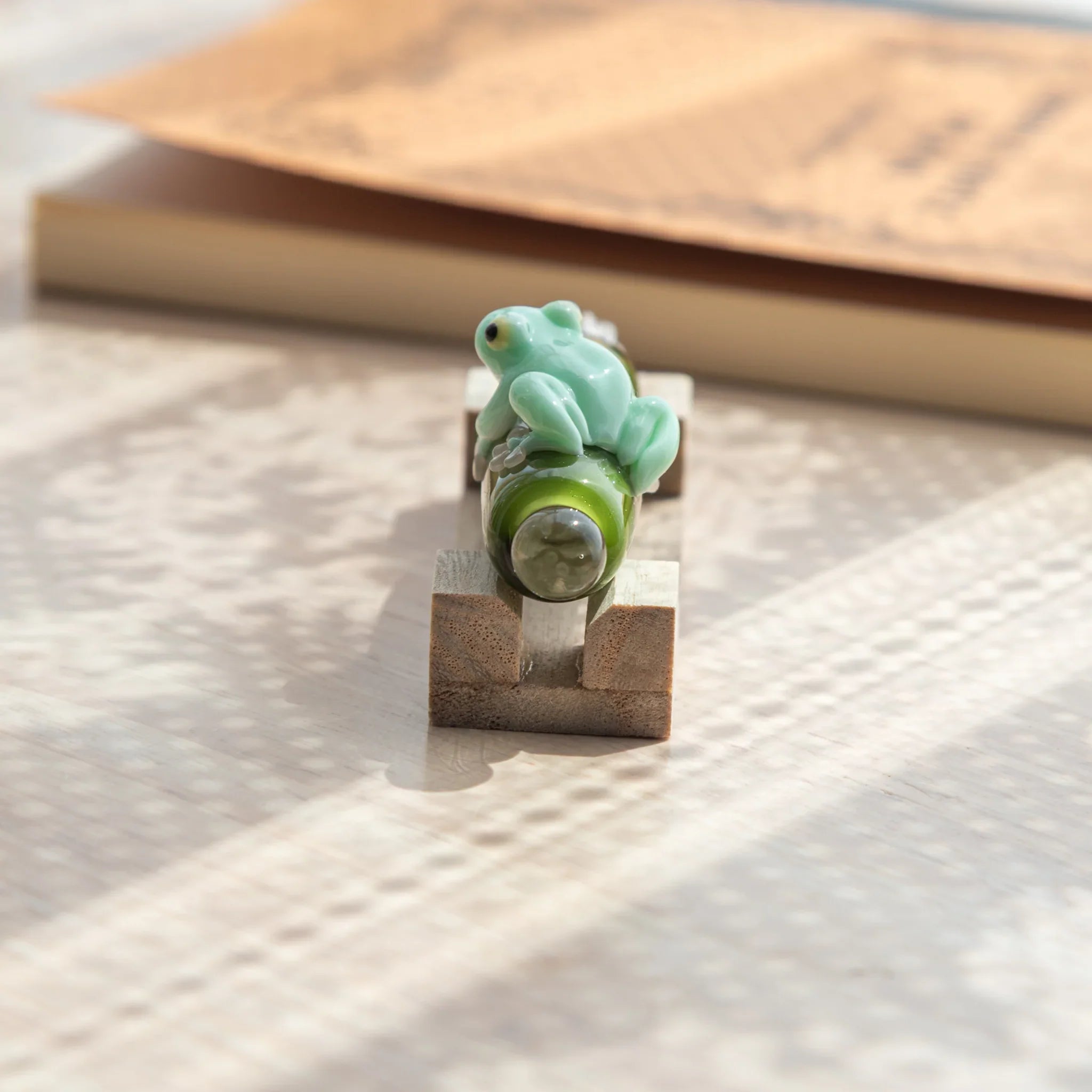 Komorebi frog dip pen glass design with decorative ceramic wooden base and vibrant emerald glass barrel