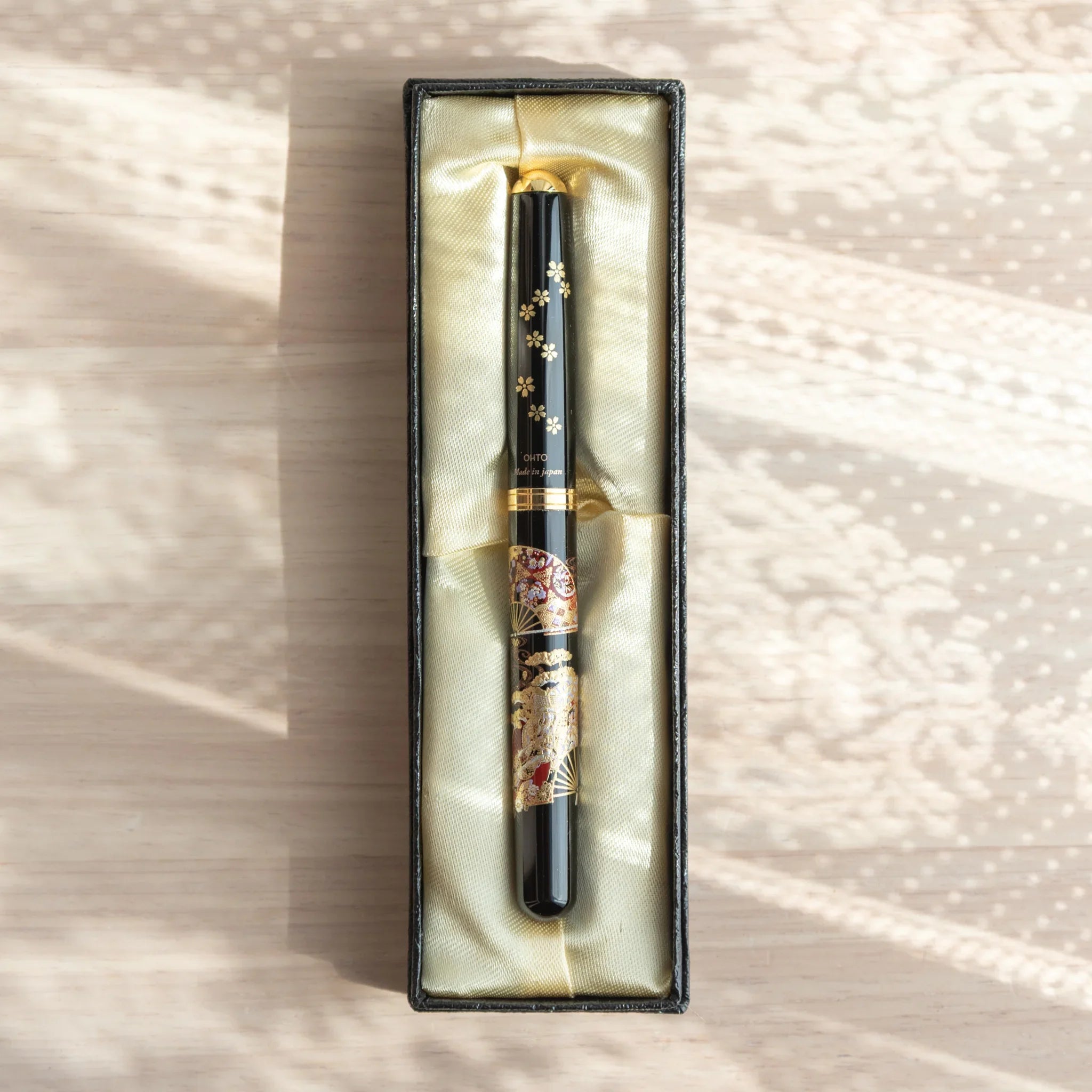 Yamanaka lacquered fountain pen displays Kyoto-inspired artistic design composition for writing, Japan lacquer pen