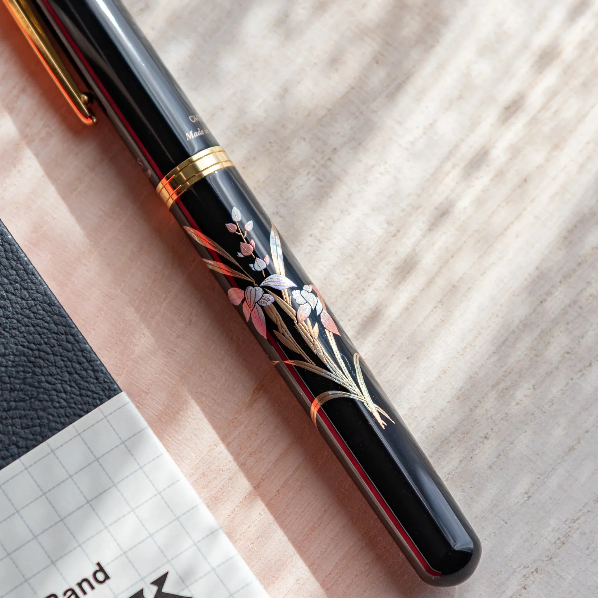 Orchid flower Yamanaka fountain pen with lacquer design shown in composition shown in detail product composition view