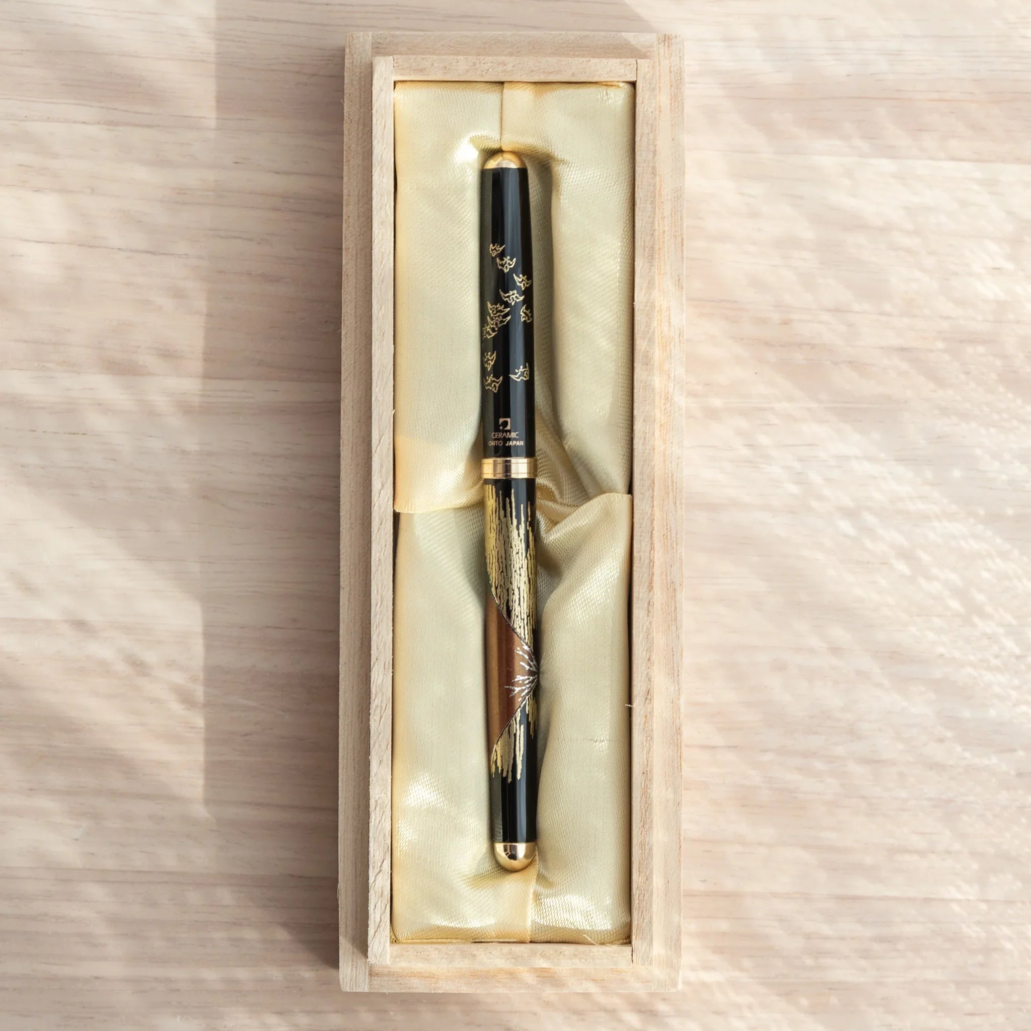 Yamanaka lacquered ballpoint pen displays red Mount Fuji and natural scenery composition art for writing