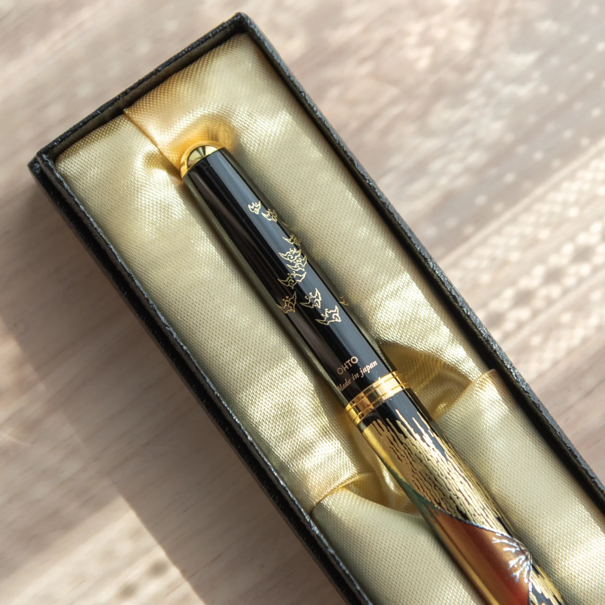 Red Fuji Yamanaka Fountain Pen, image 10: full layout of complete product set presenting visual clarity