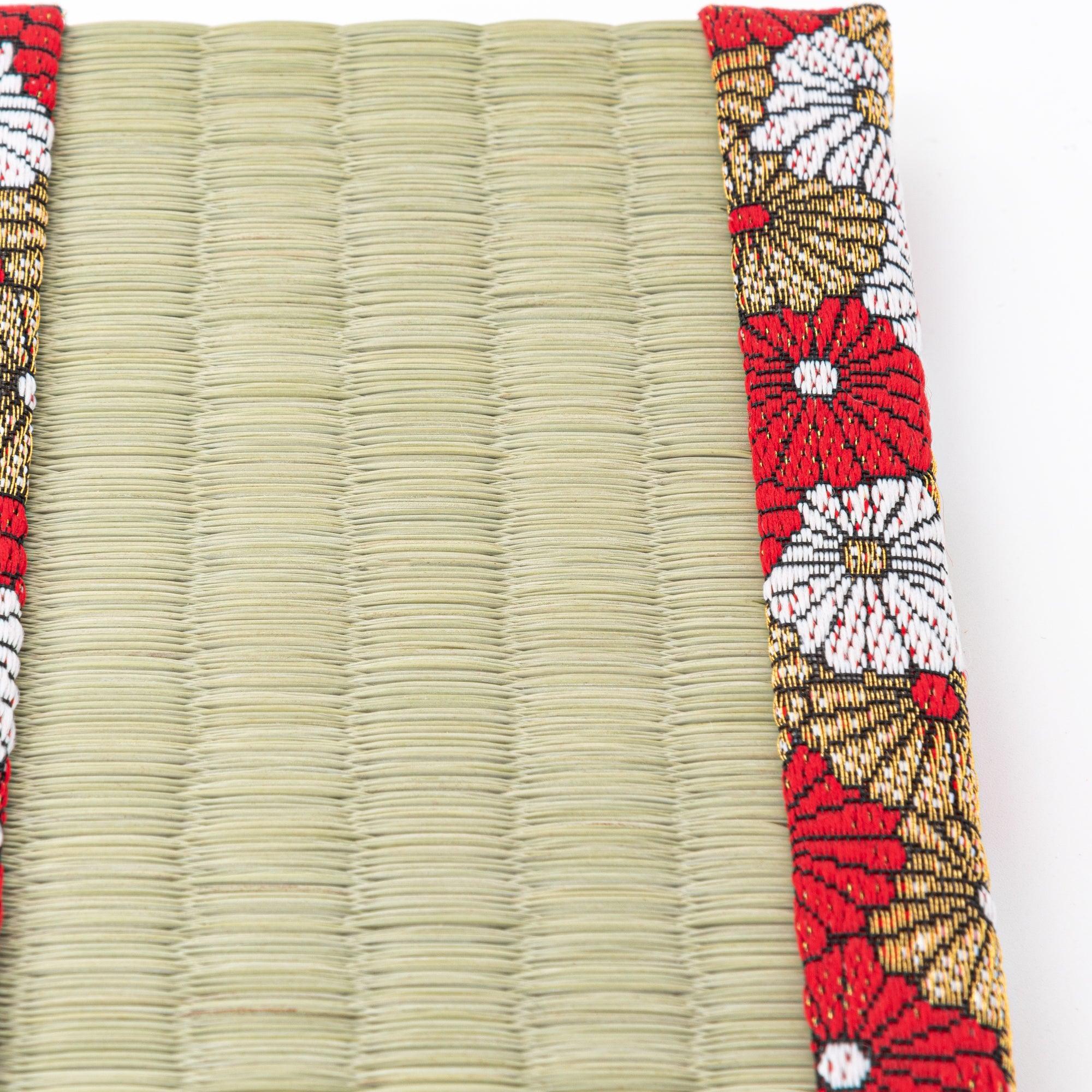 Close-up of Japanese tatami pen tray surface showing light green igusa weave texture and chrysanthemum brocade edge