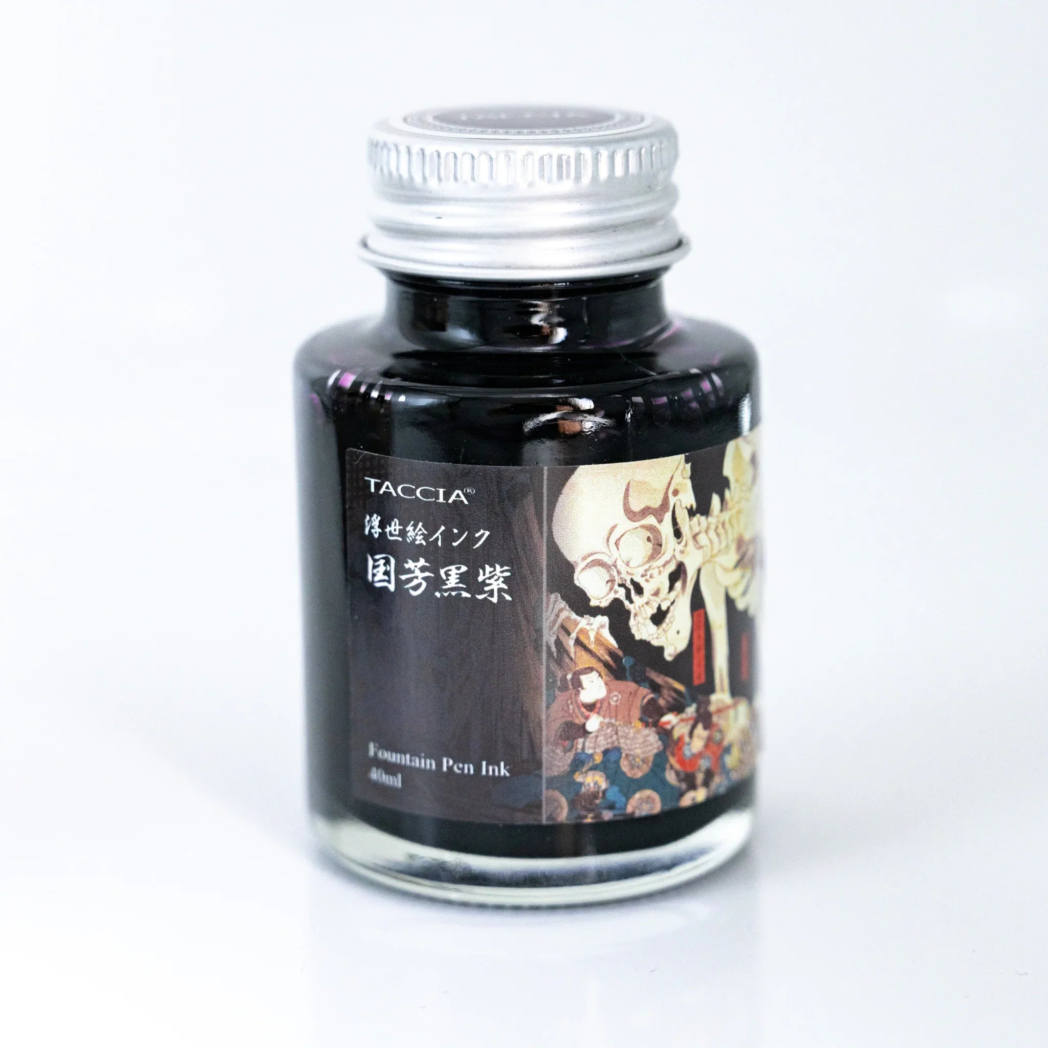 Close-up of TACCIA Kuniyoshi Kuromurasaki 40ml ink bottle label printed with Kuniyoshi's Soma no Furudairi.