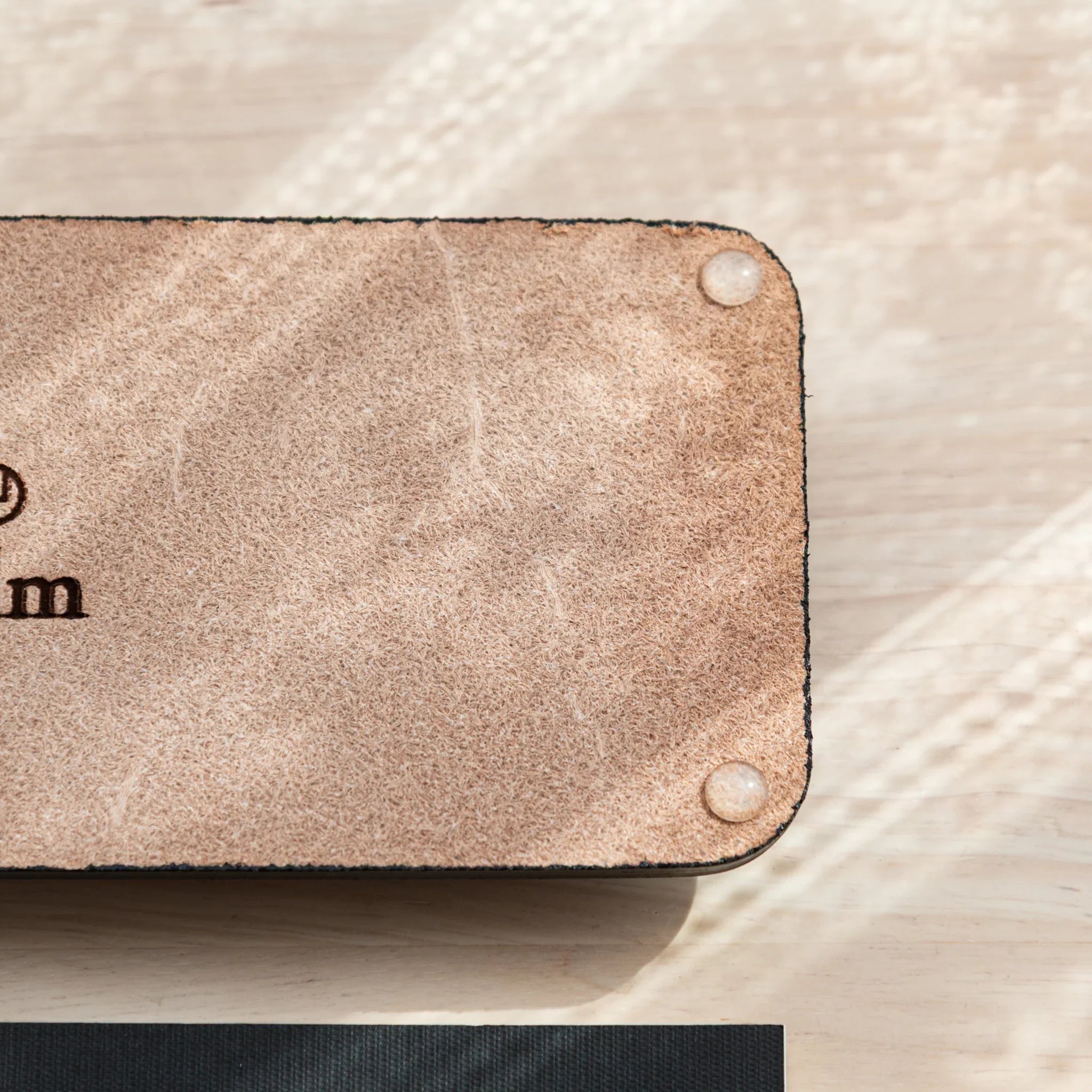 Rubber feet detail on the suede underside of the Tatsuno Leather Pen Tray Slim.