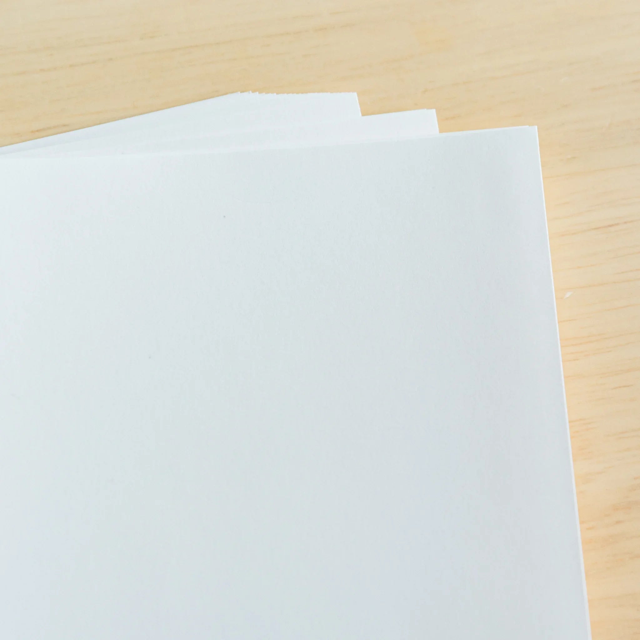 YU-SARI loose leaf paper stack display detail shot showing sheet separation and paper thickness quality