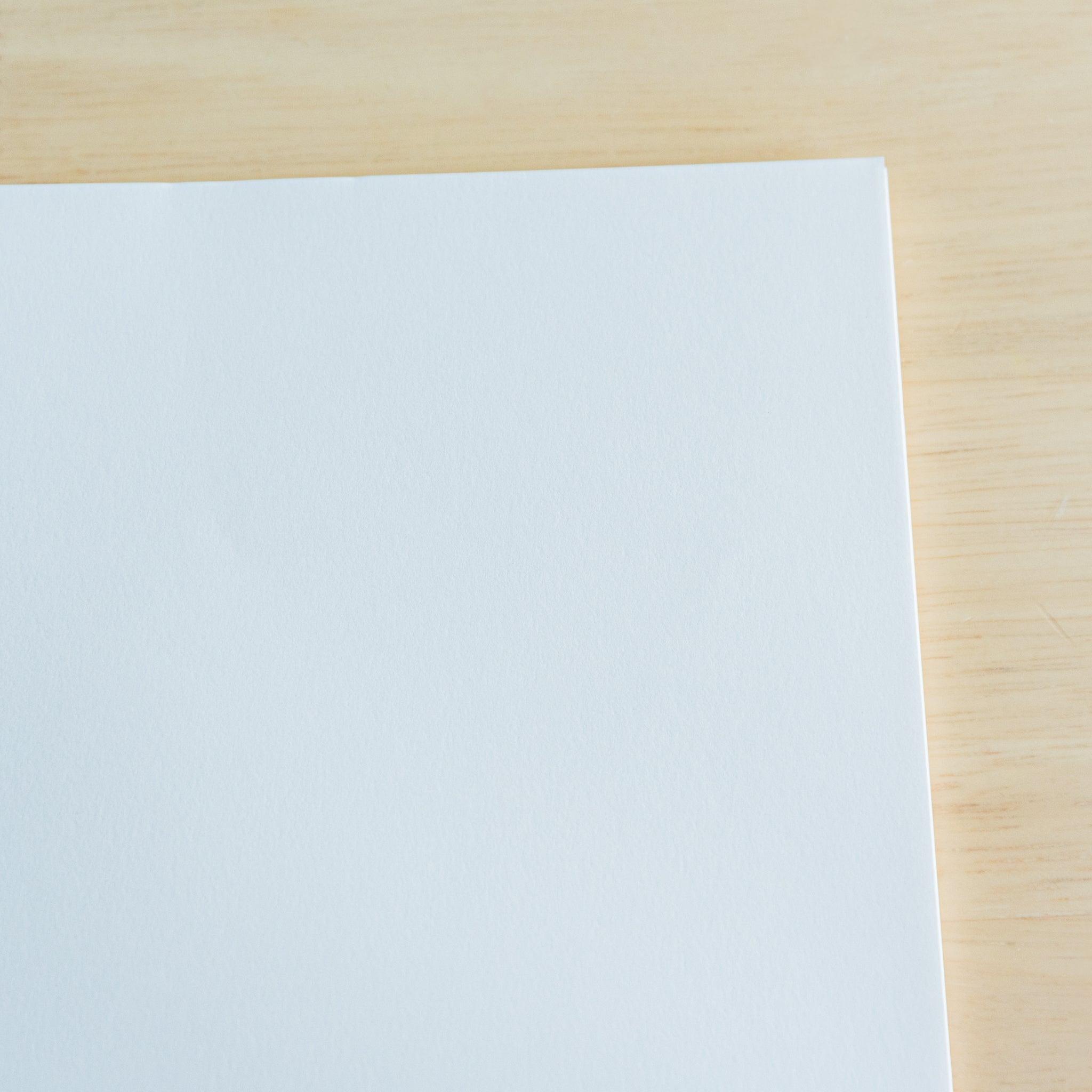 Edge detail of YU-SARI Fountain Pen Loose Leaf Paper. The paper color is white. Japanese stationery.