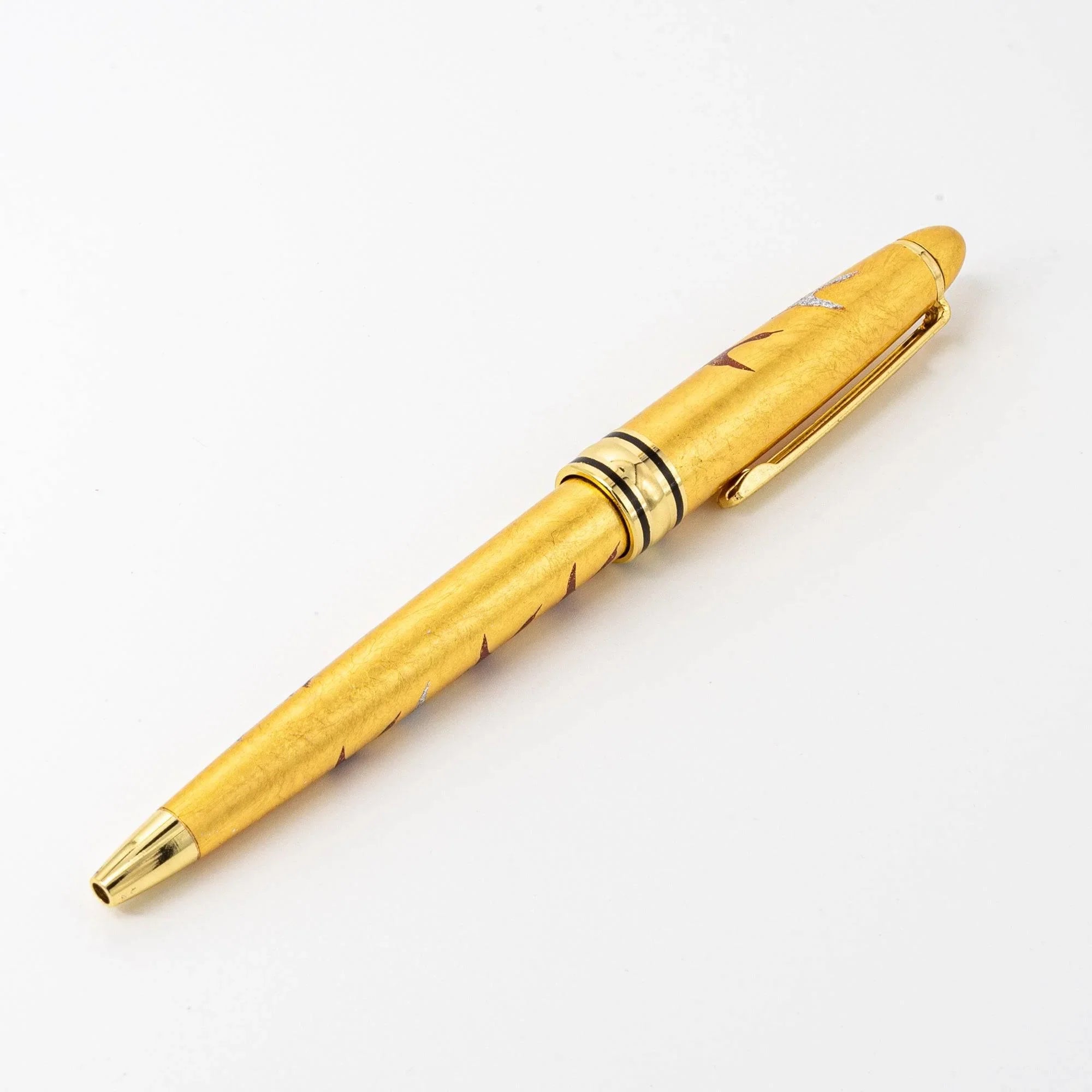 Barrel detail Gold Leaf Crane Makie ballpoint pen featuring red-brown crane figure in makie lacquer art