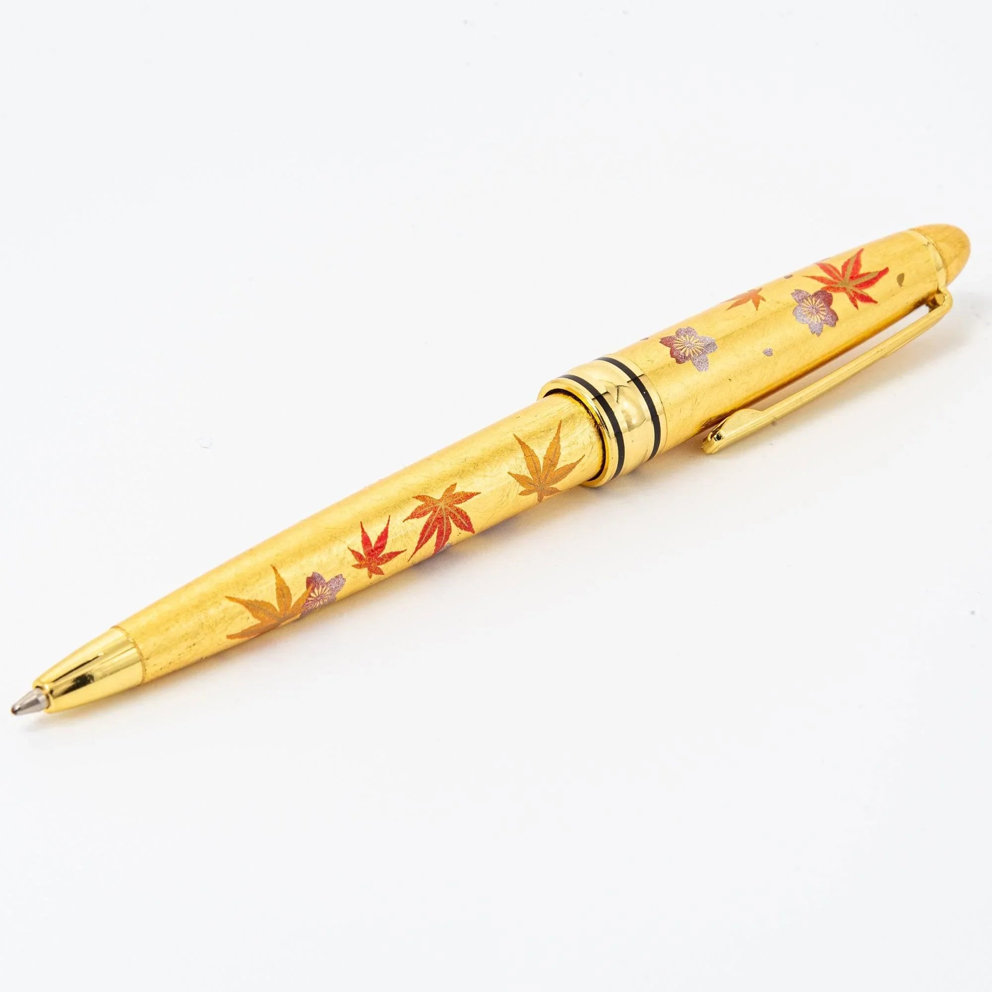 Barrel detail Gold Leaf Sakura and Momiji ballpoint pen with gold cherry blossoms and red maple leaves