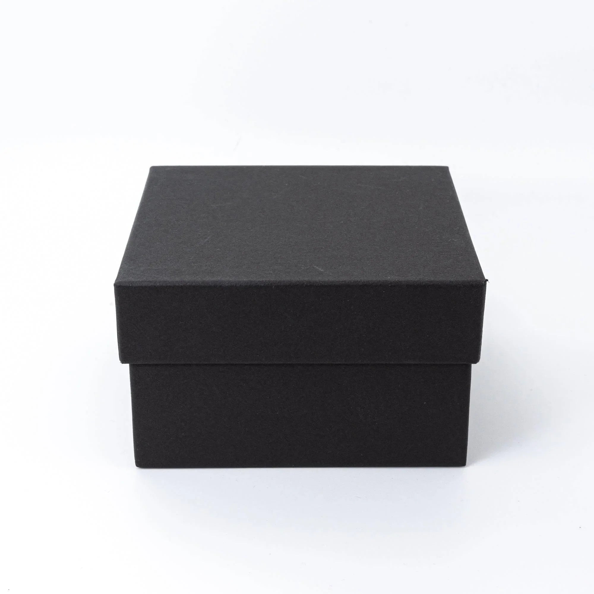 Kohako Mt Fuji urushi lacquer box angled view, gray-green urushi lacquer with outlined white mountain peak design