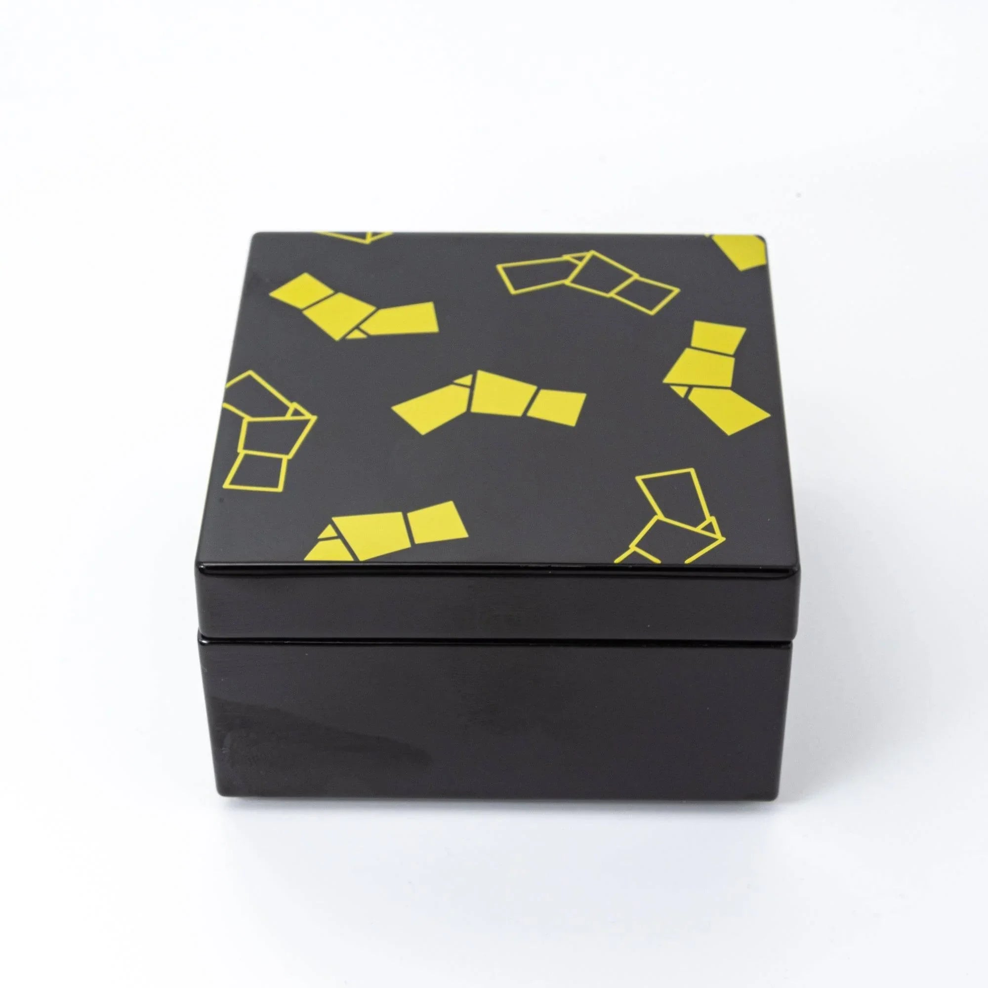 Japanese urushi kohako rectangular lacquer trinket box with musubi knot decorative design on lacquer lid surface