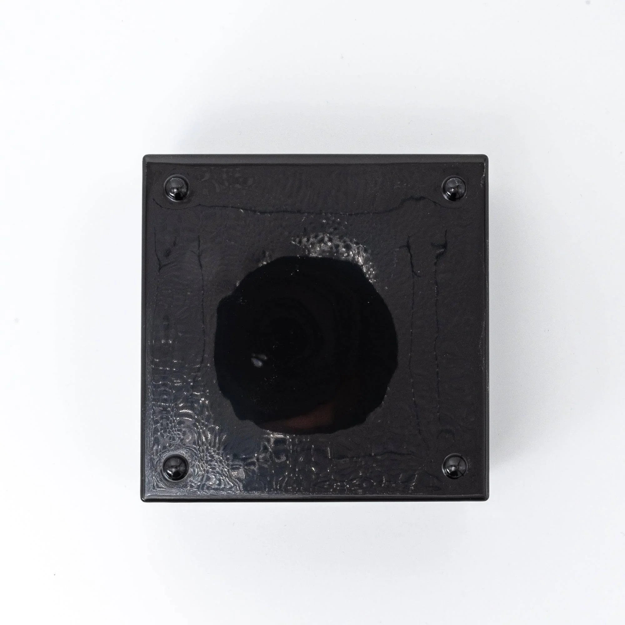 Urushi kohako musubi lacquer trinket box from above showing urushi surface with outlined musubi knot pattern