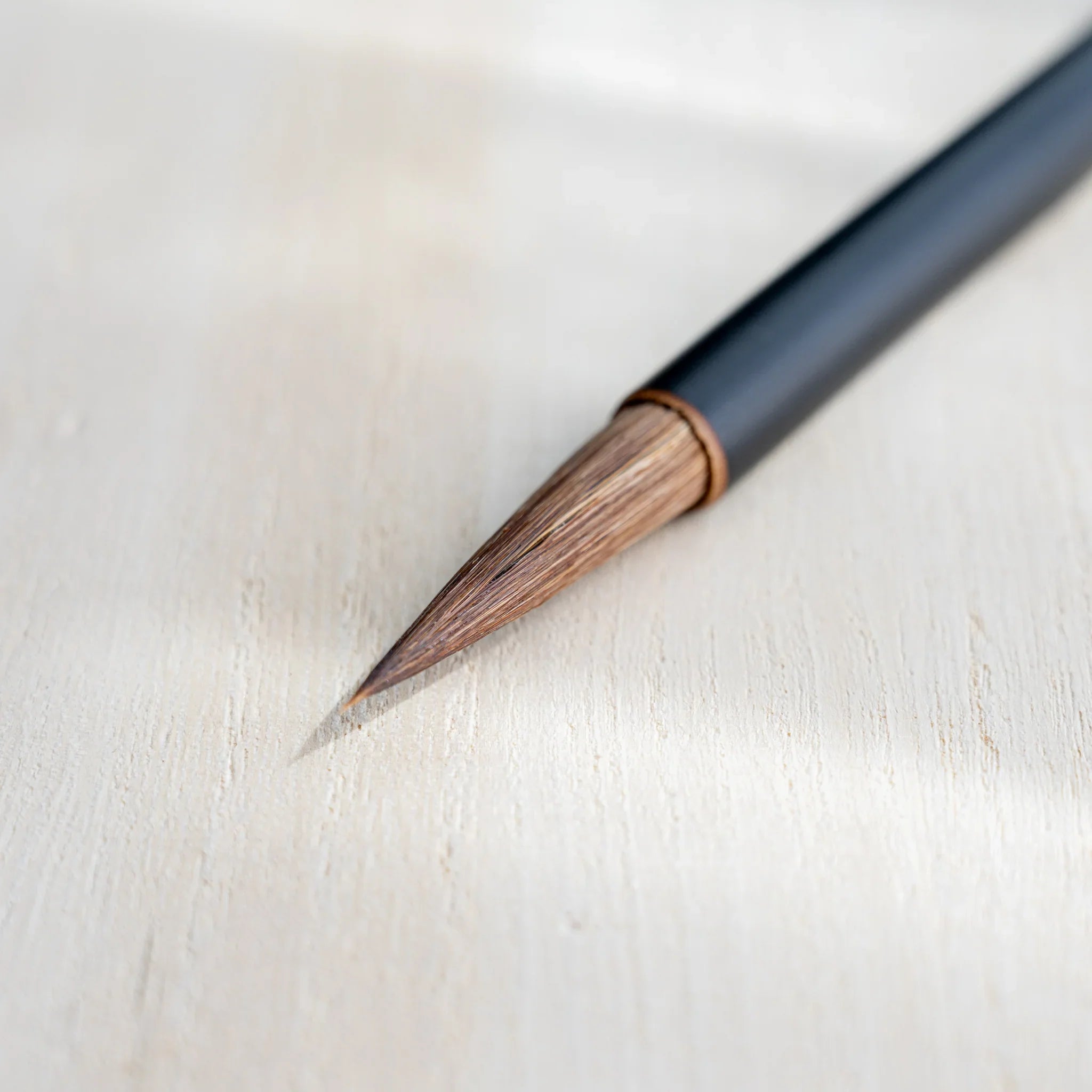 Akashiya Tsuketate painting brush (Small) showing horse-tail and tanuki hair bristle that holds dark and light ink in one stroke