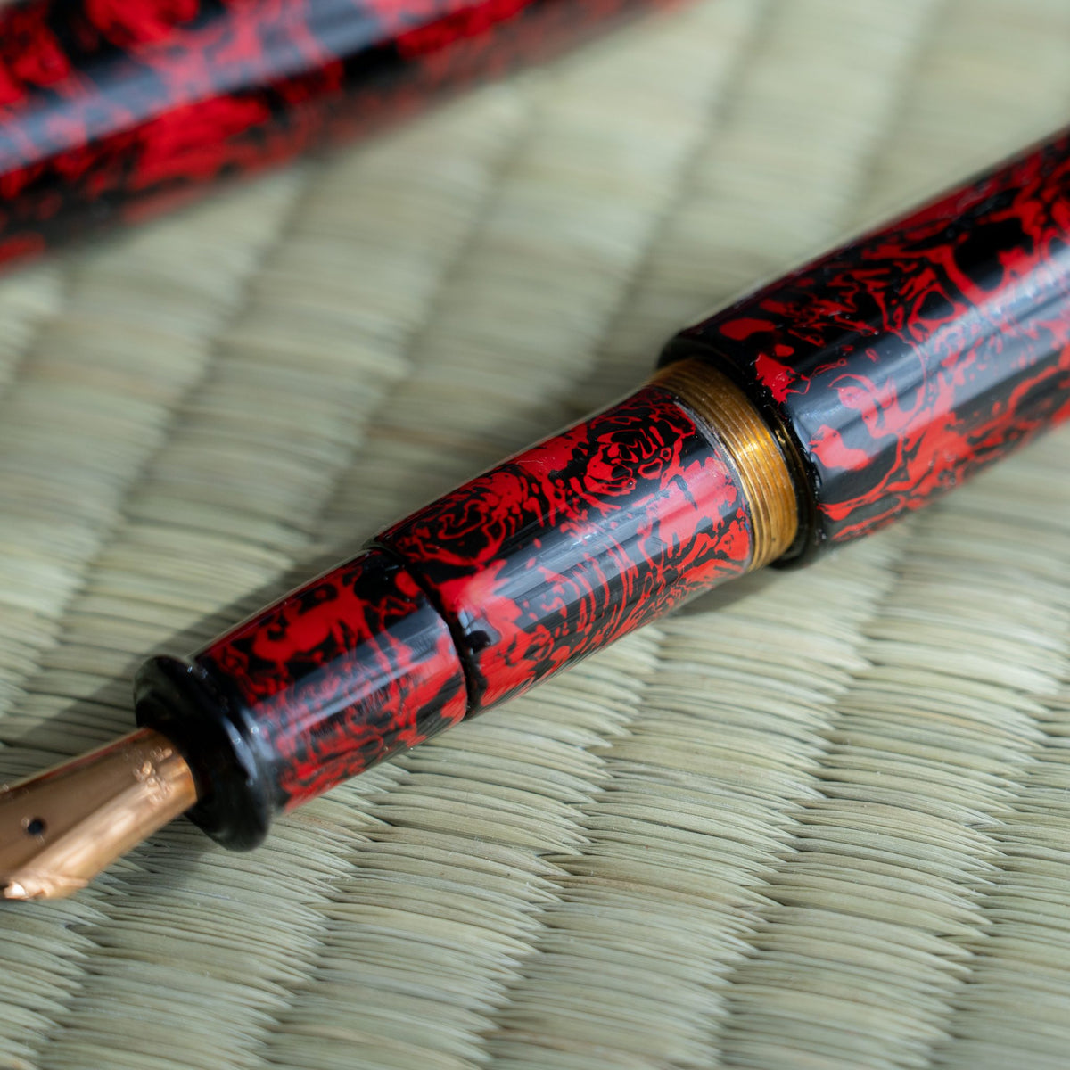 Close-up of the Kagaribi section, brass threads and red and black urushi barrel