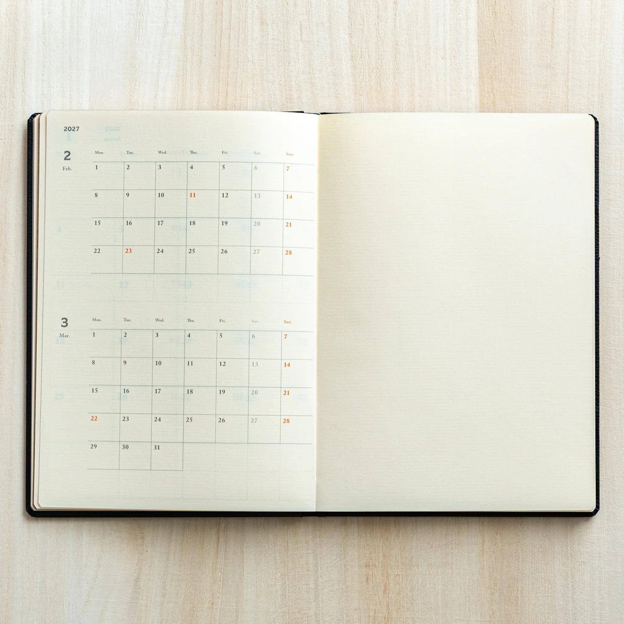 Monthly calendar spread adjacent to plain note pages inside the LIFE Noble Planner 2026 Japanese Planner.