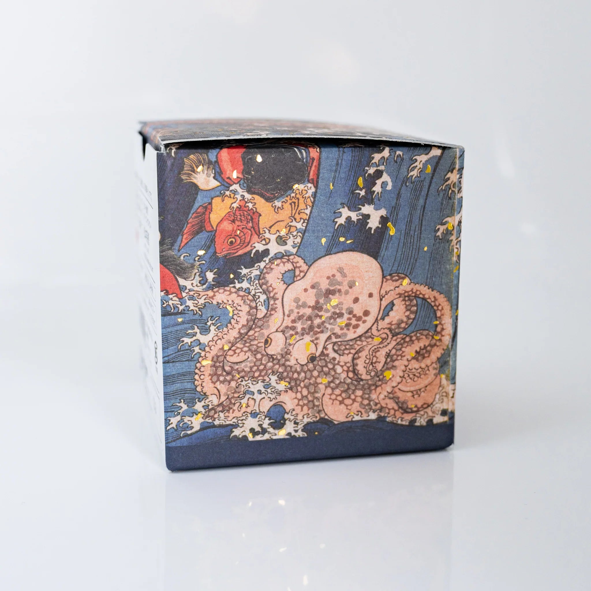 Side panel of TACCIA Kuniyoshi Aomenou box featuring a scene from Kuniyoshi's Princess Tamatori print.