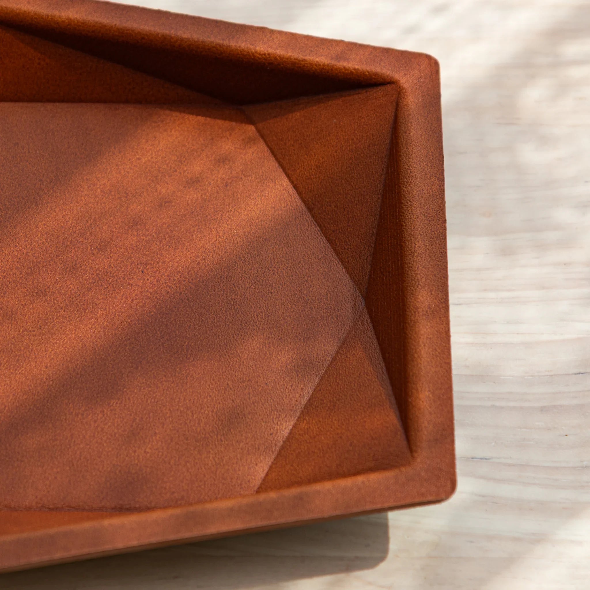 Close-up of the corner details of the camel-colored Japanese Pen Tray made of genuine leather.