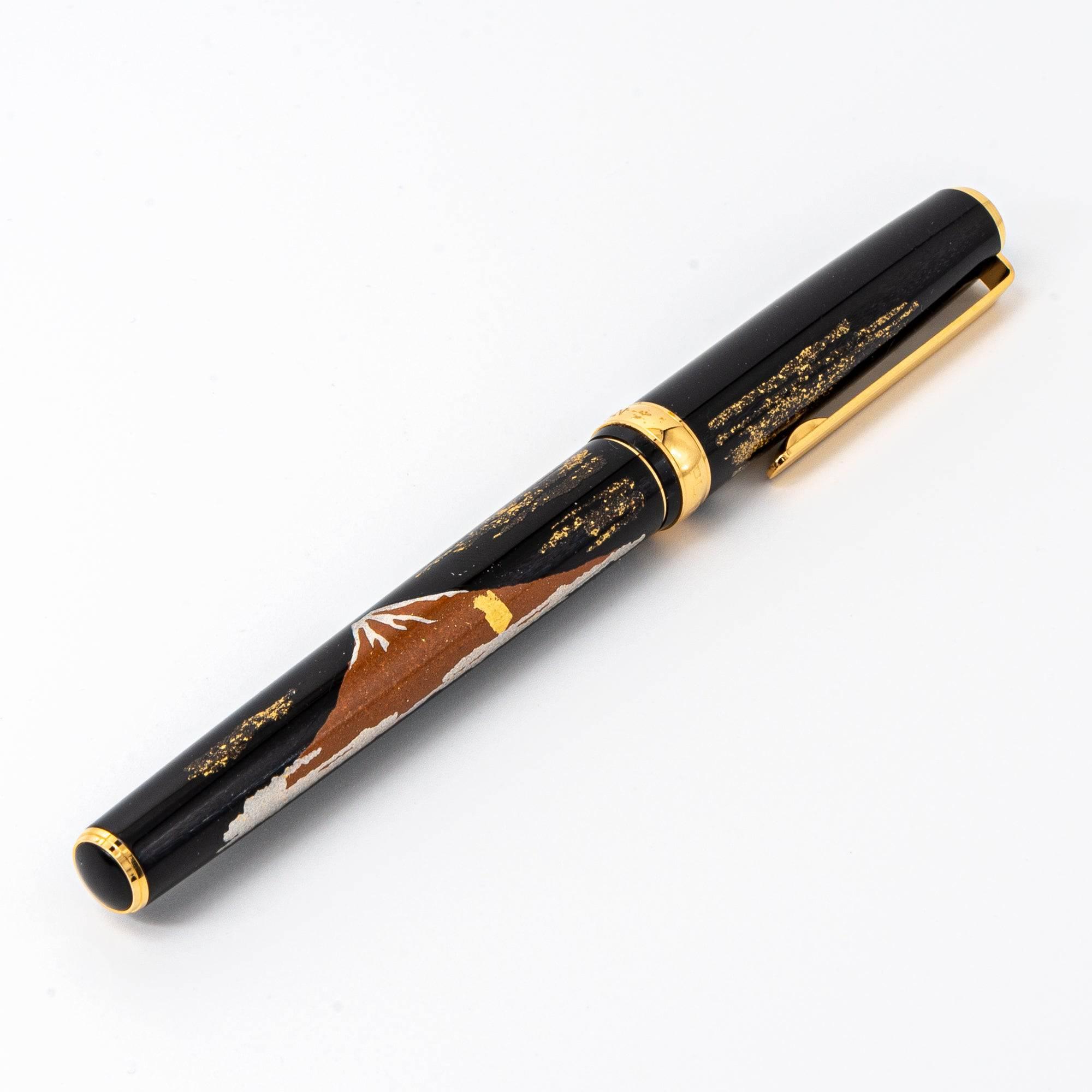 Full-length view of the Mt. Fuji maki-e Japanese fountain pen, featuring a black lacquered barrel adorned with gold and silver details.