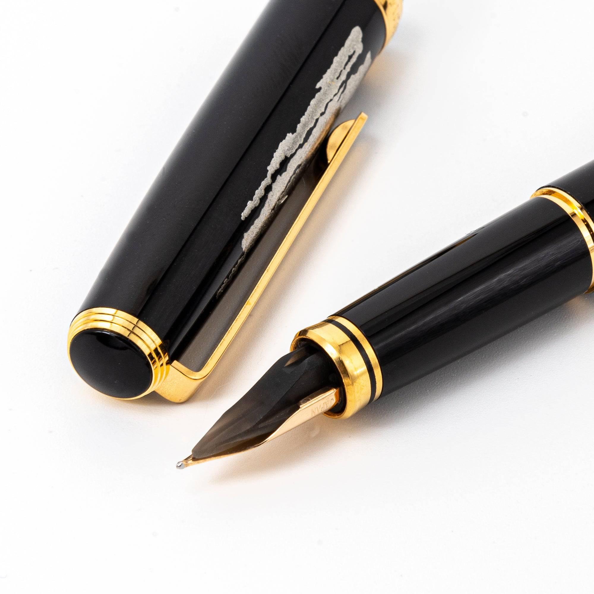 Detailed view of the Mt. Fuji maki-e Japanese fountain pen’s nib and cap, highlighting gold and silver maki-e artwork on polished lacquer.